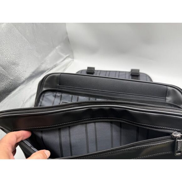 KENNETH COLE REACTION, BLACK MESSENGER/LAPTOP WORK BRIEFCASE BAG - Picture 8 of 15